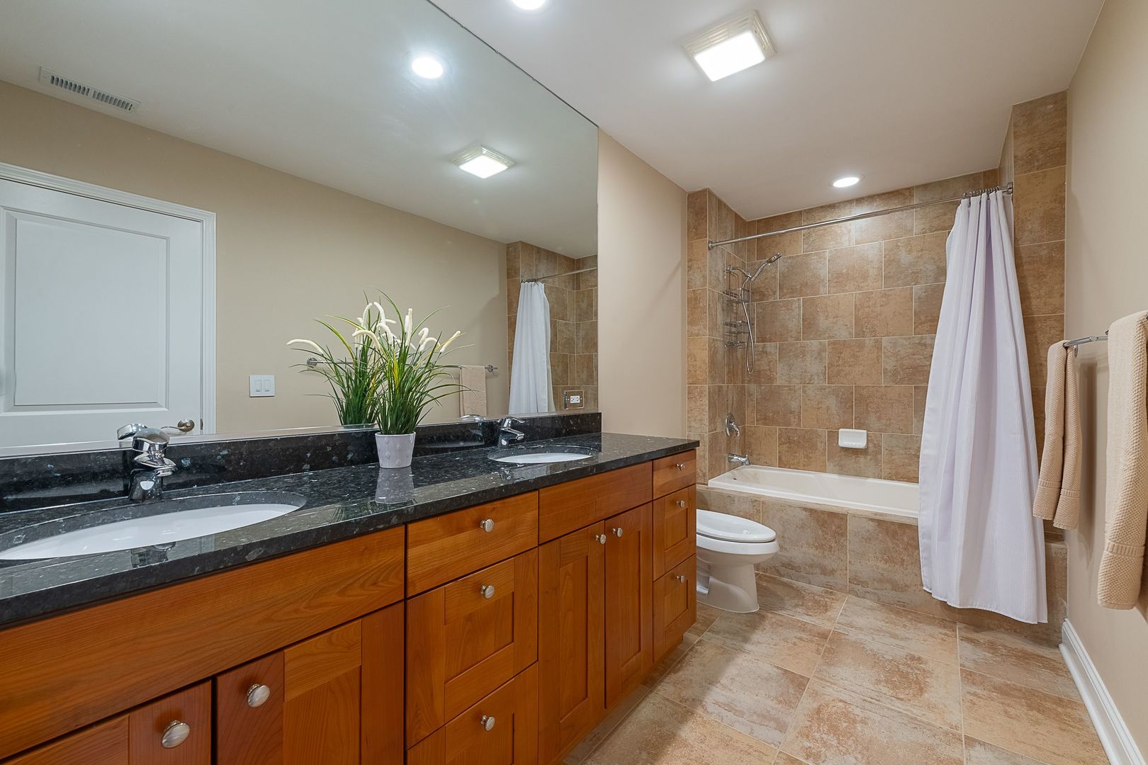 2272 S Archer Avenue Unit: 8E