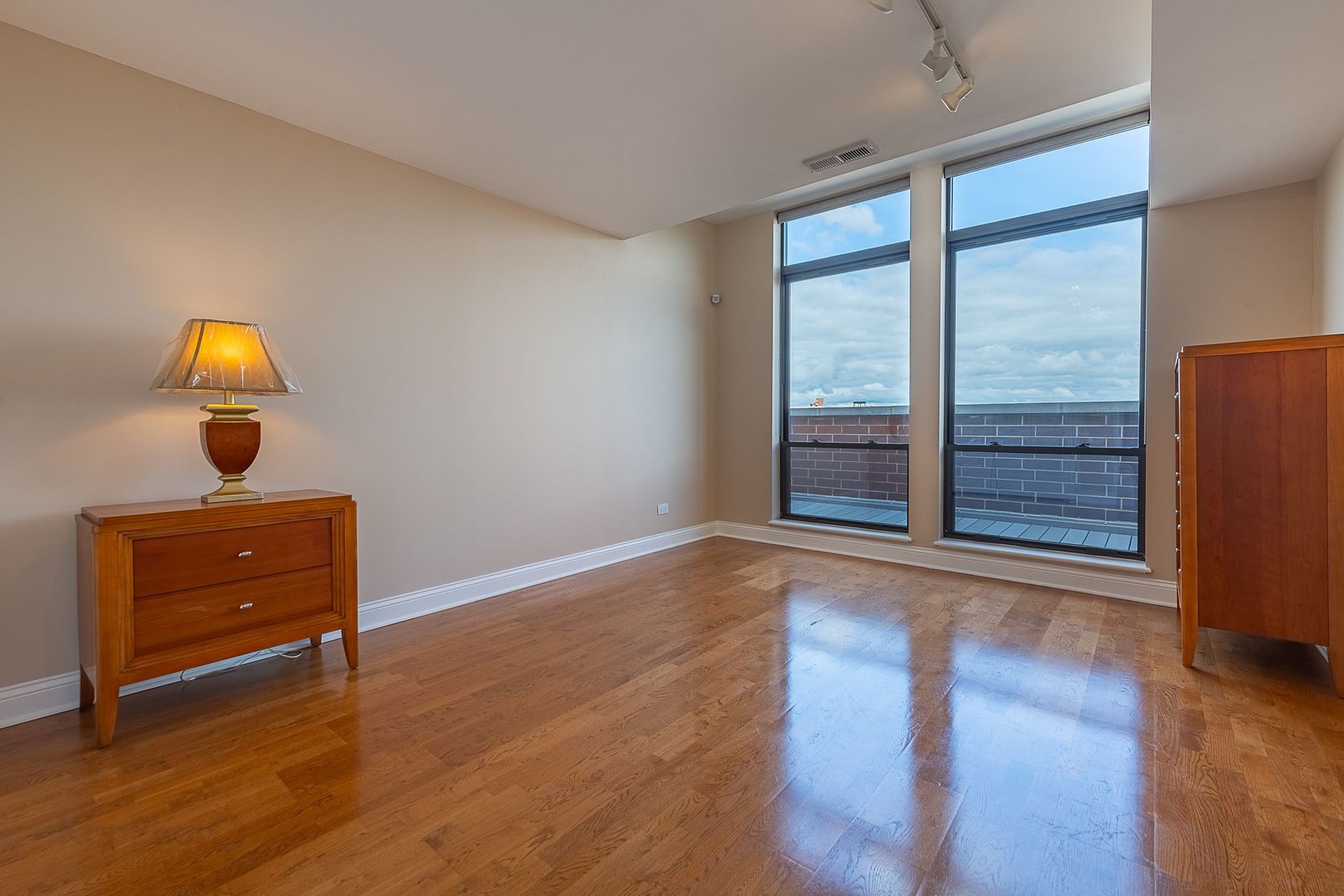 2272 S Archer Avenue Unit: 8E