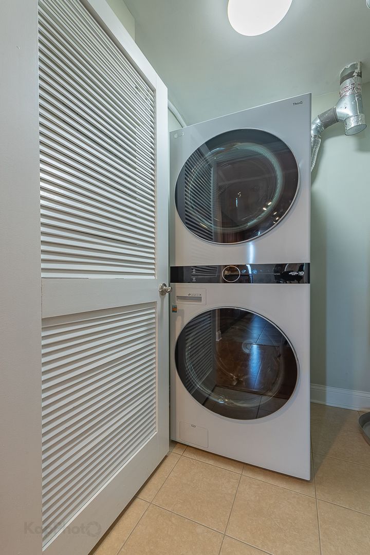 2272 S Archer Avenue Unit: 8E