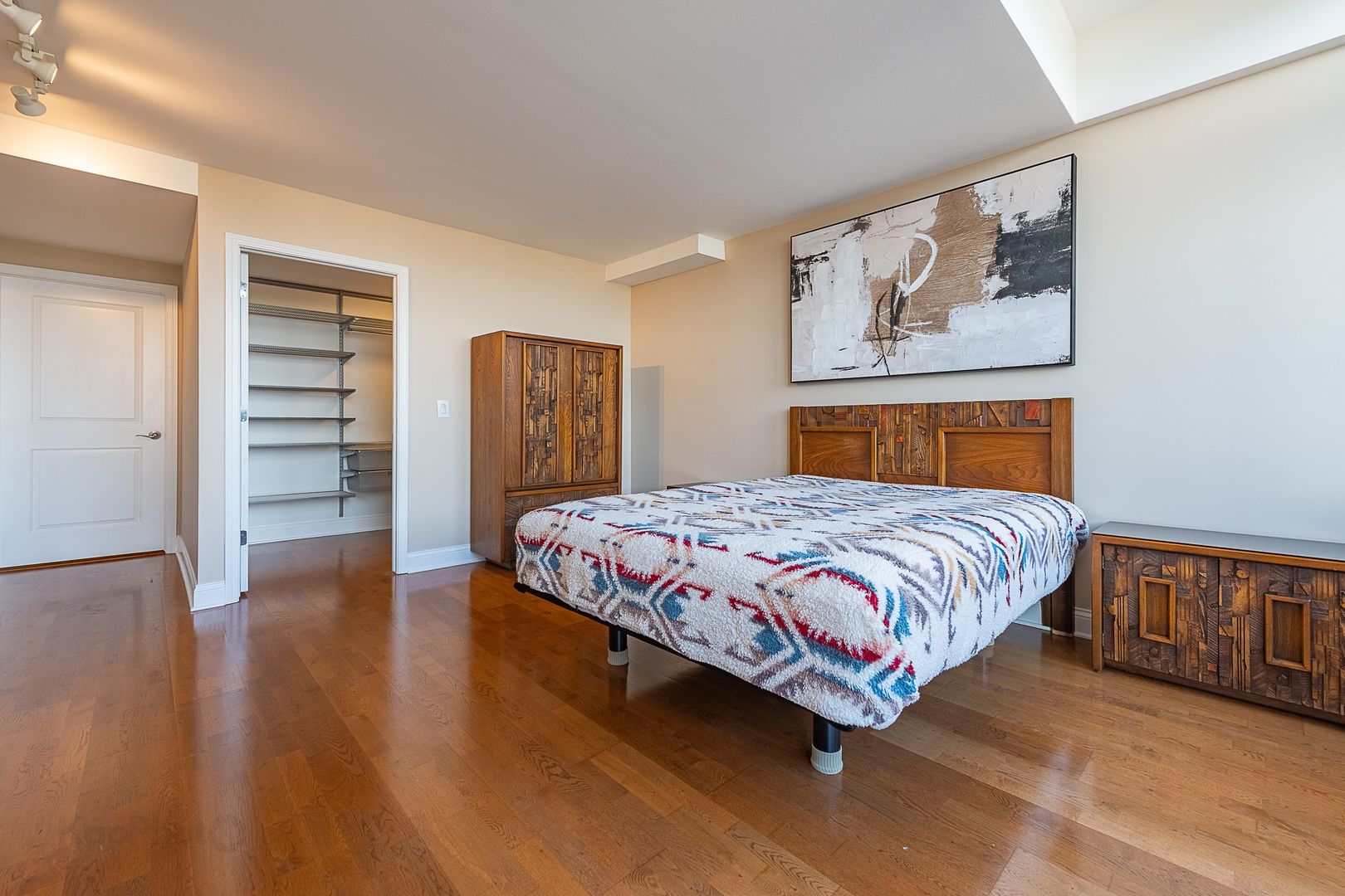 2272 S Archer Avenue Unit: 8E