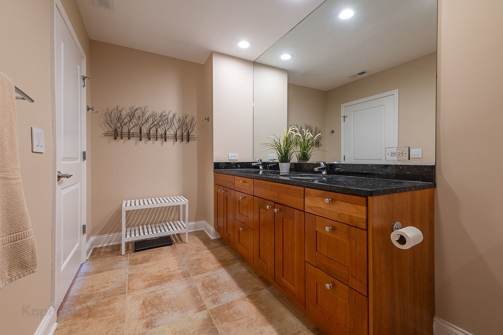 2272 S Archer Avenue Unit: 8E