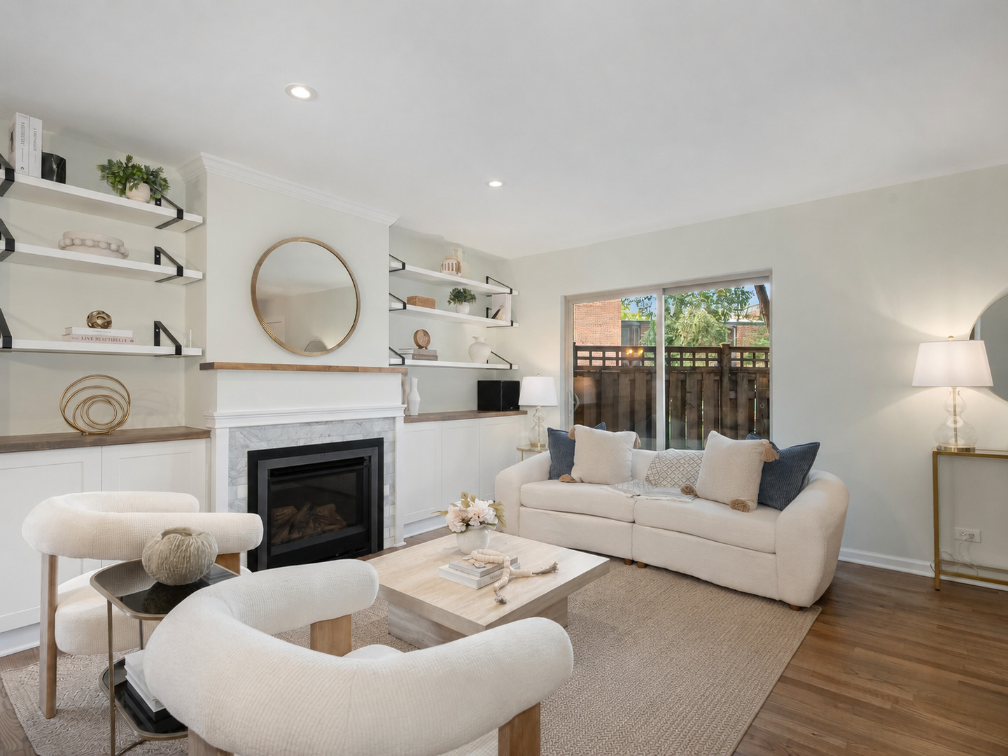 2121 N Lincoln Avenue Unit: 2121