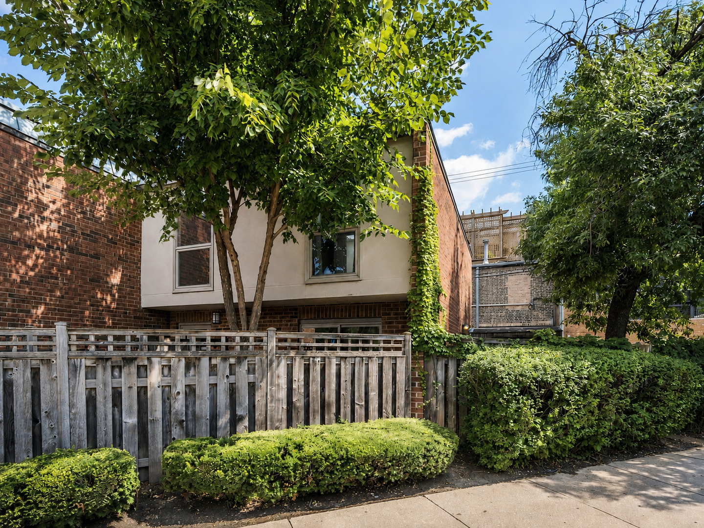 2121 N Lincoln Avenue Unit: 2121