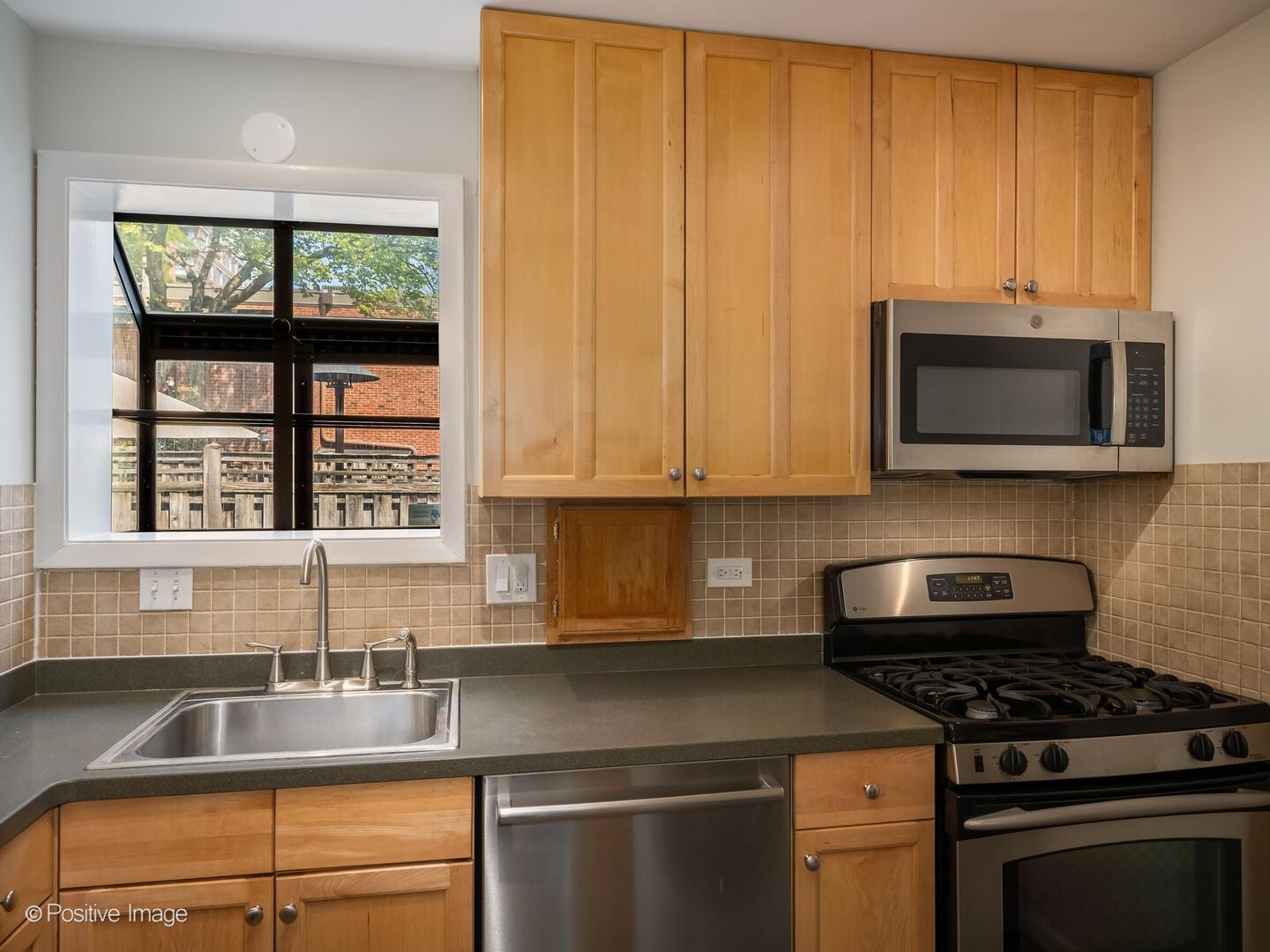 2121 N Lincoln Avenue Unit: 2121