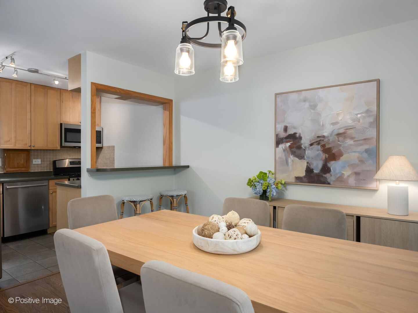 2121 N Lincoln Avenue Unit: 2121