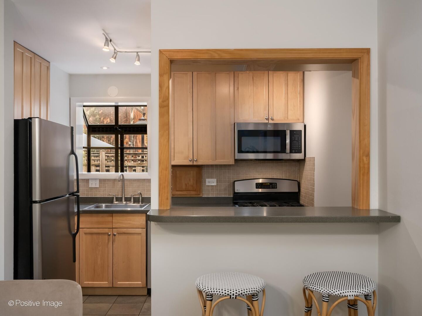 2121 N Lincoln Avenue Unit: 2121