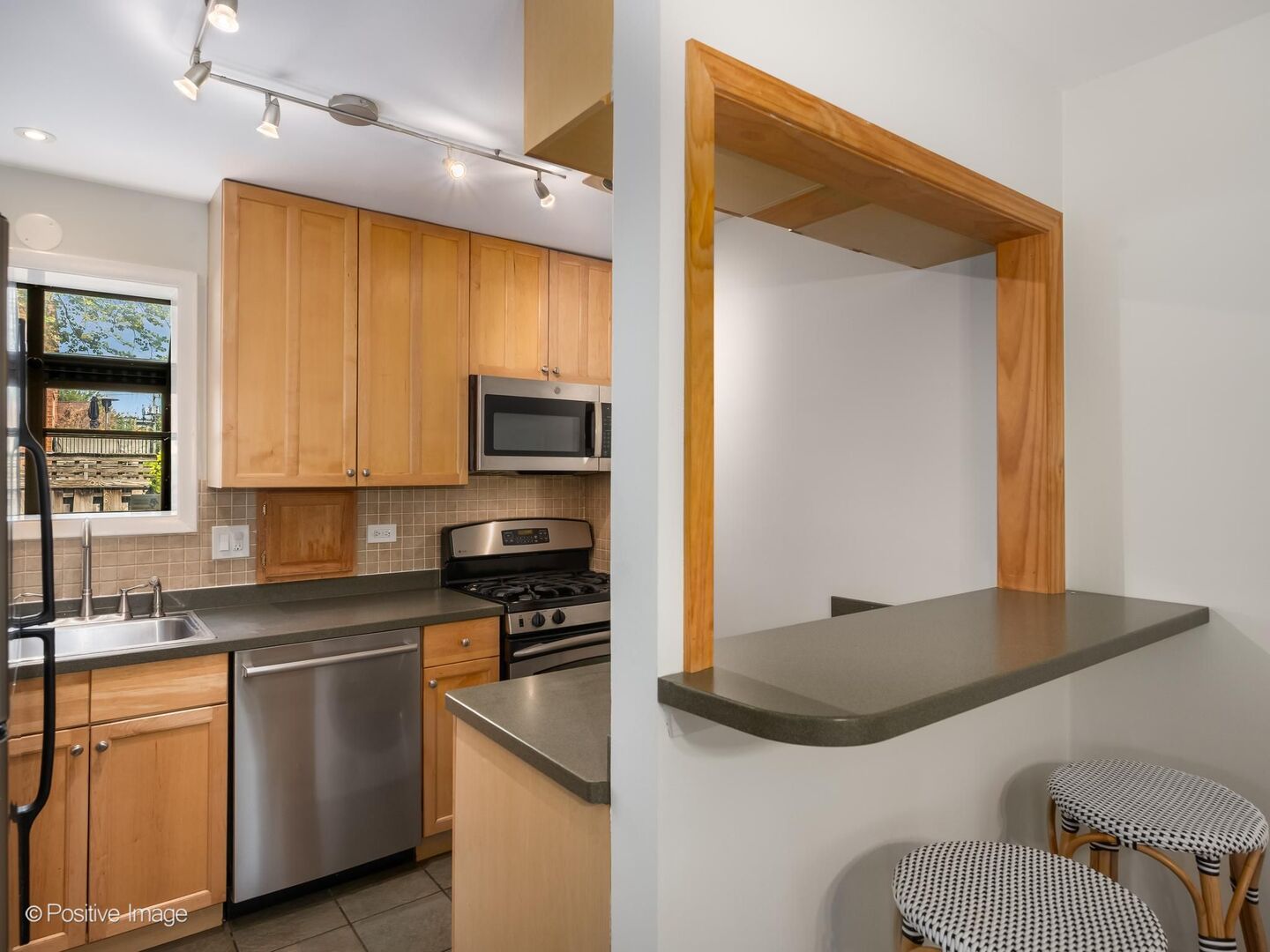 2121 N Lincoln Avenue Unit: 2121