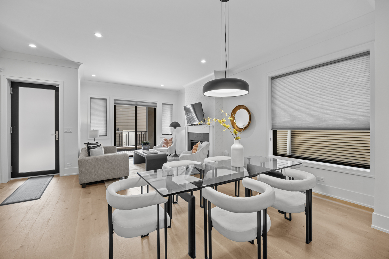 2541 N Wayne Avenue Unit: 1S