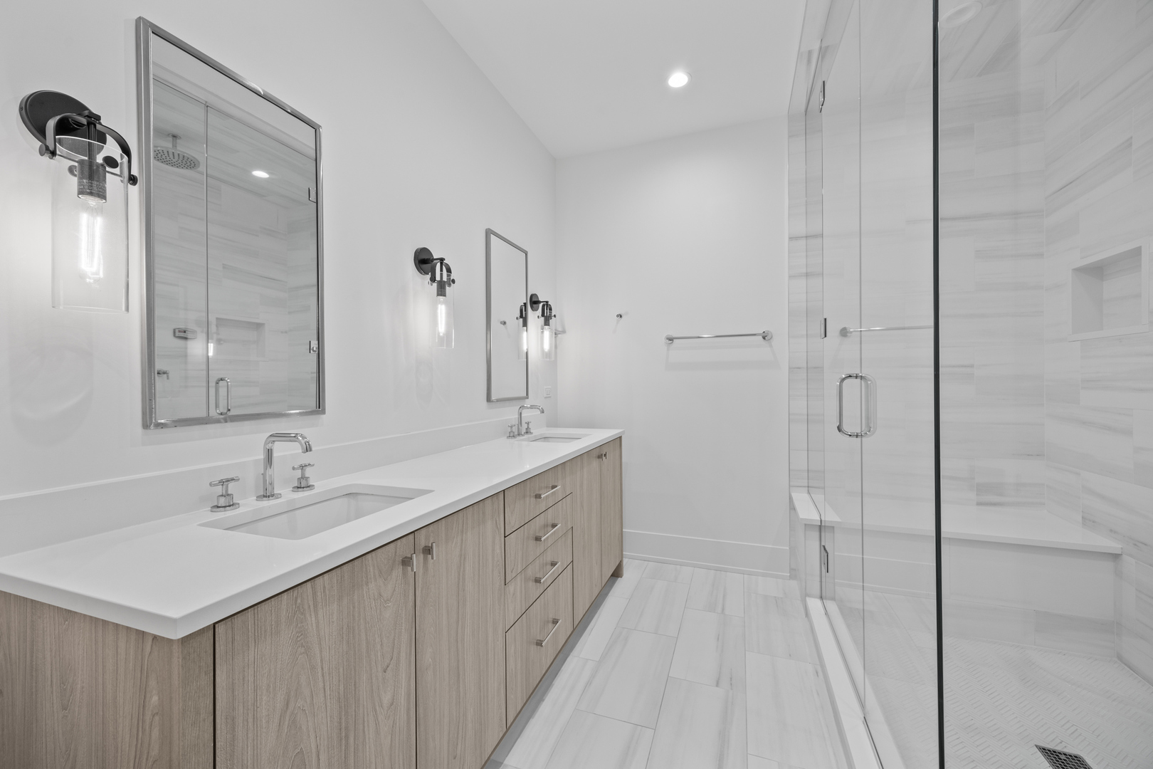 2541 N Wayne Avenue Unit: 1S