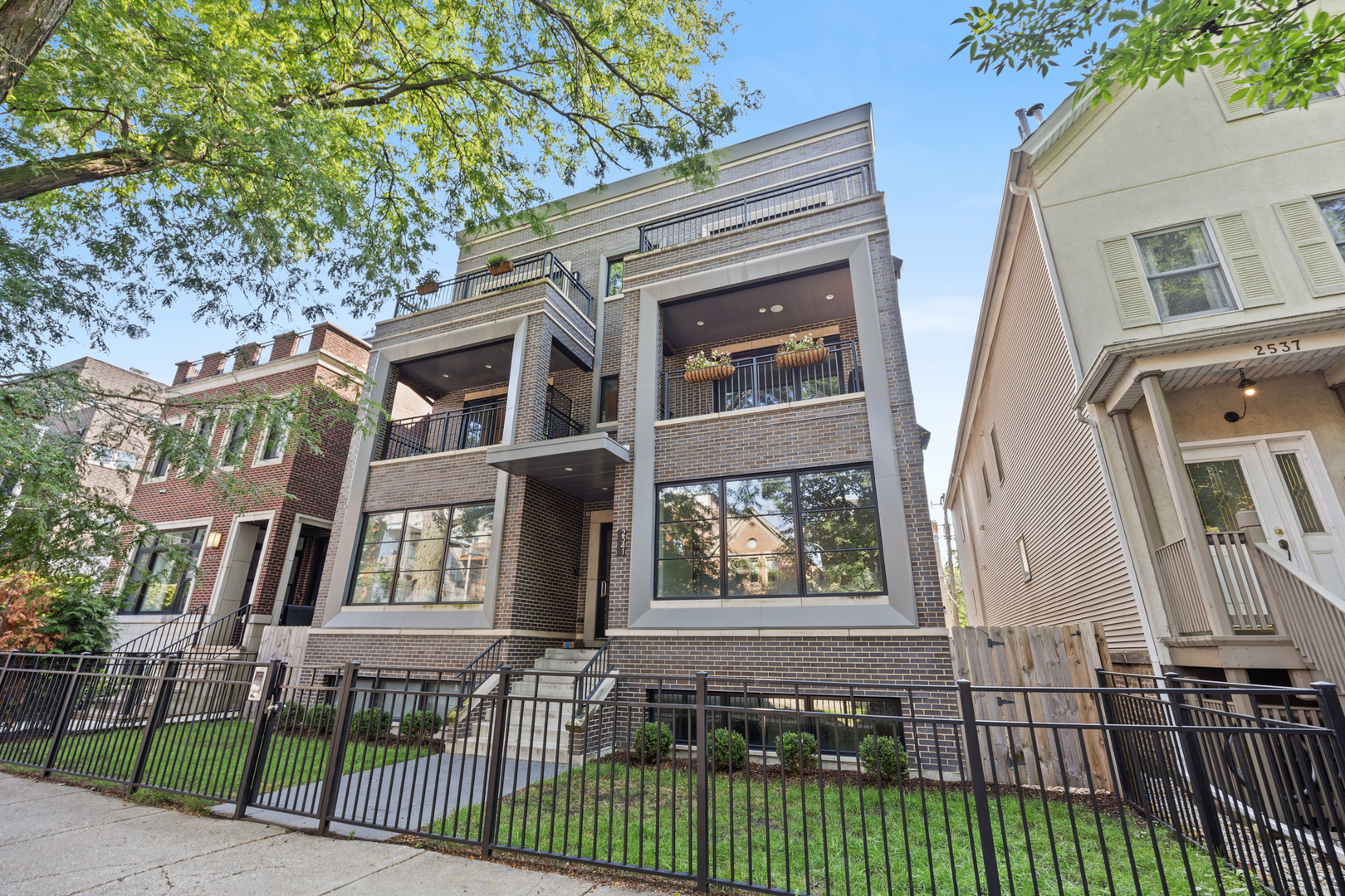 2541 N Wayne Avenue Unit: 1S