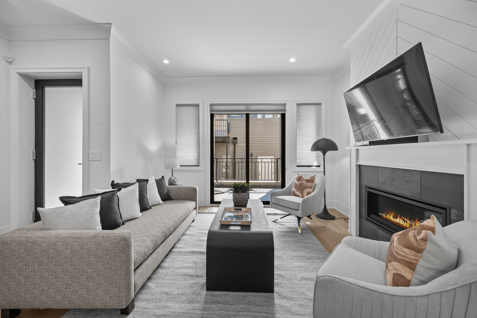 2541 N Wayne Avenue Unit: 1S