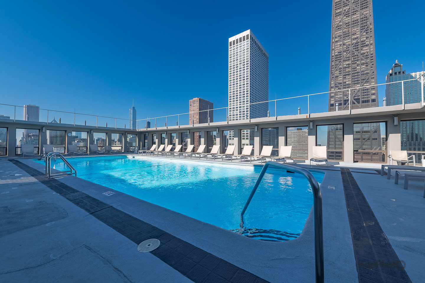 260 E CHESTNUT Street Unit: 3902
