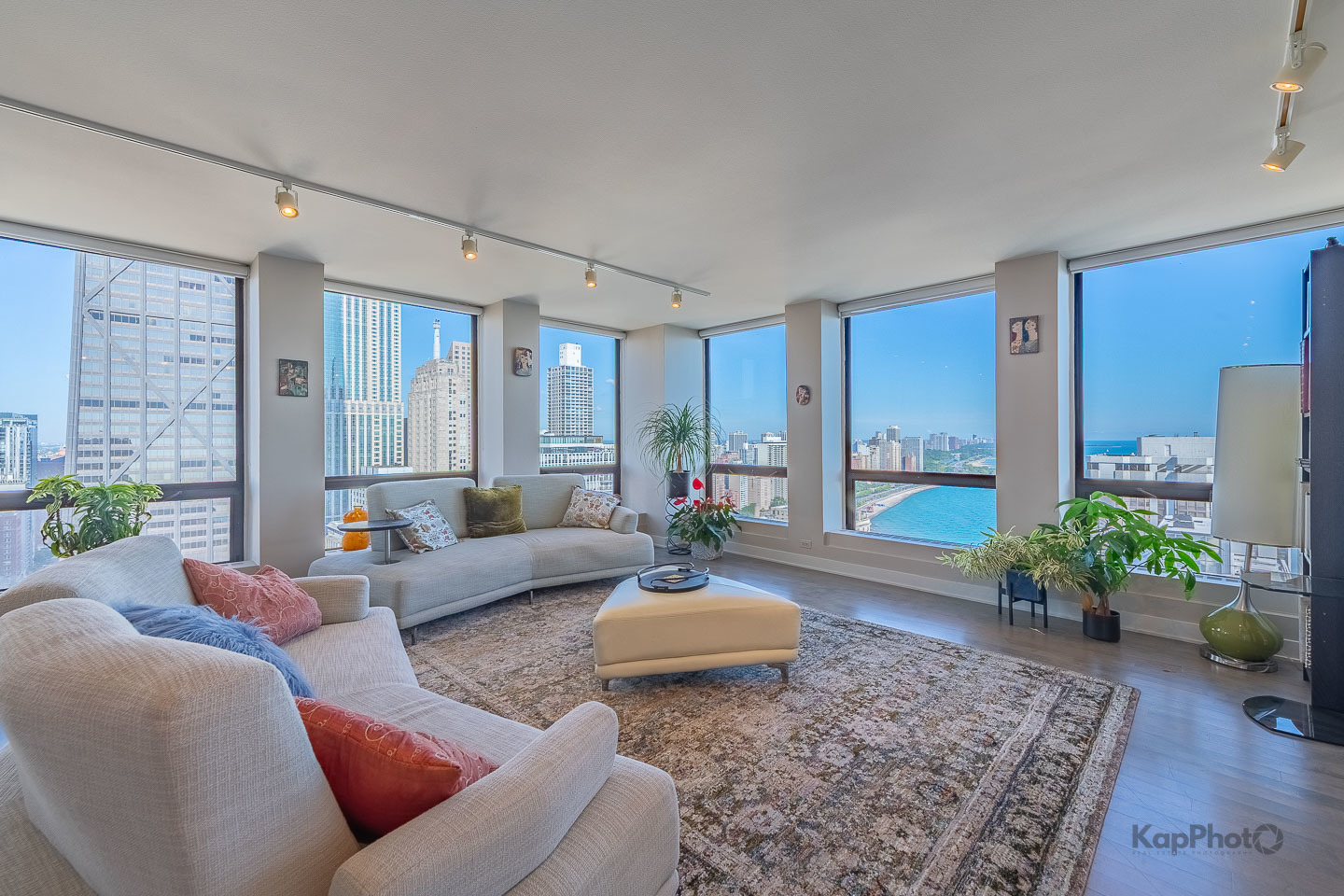 260 E CHESTNUT Street Unit: 3902