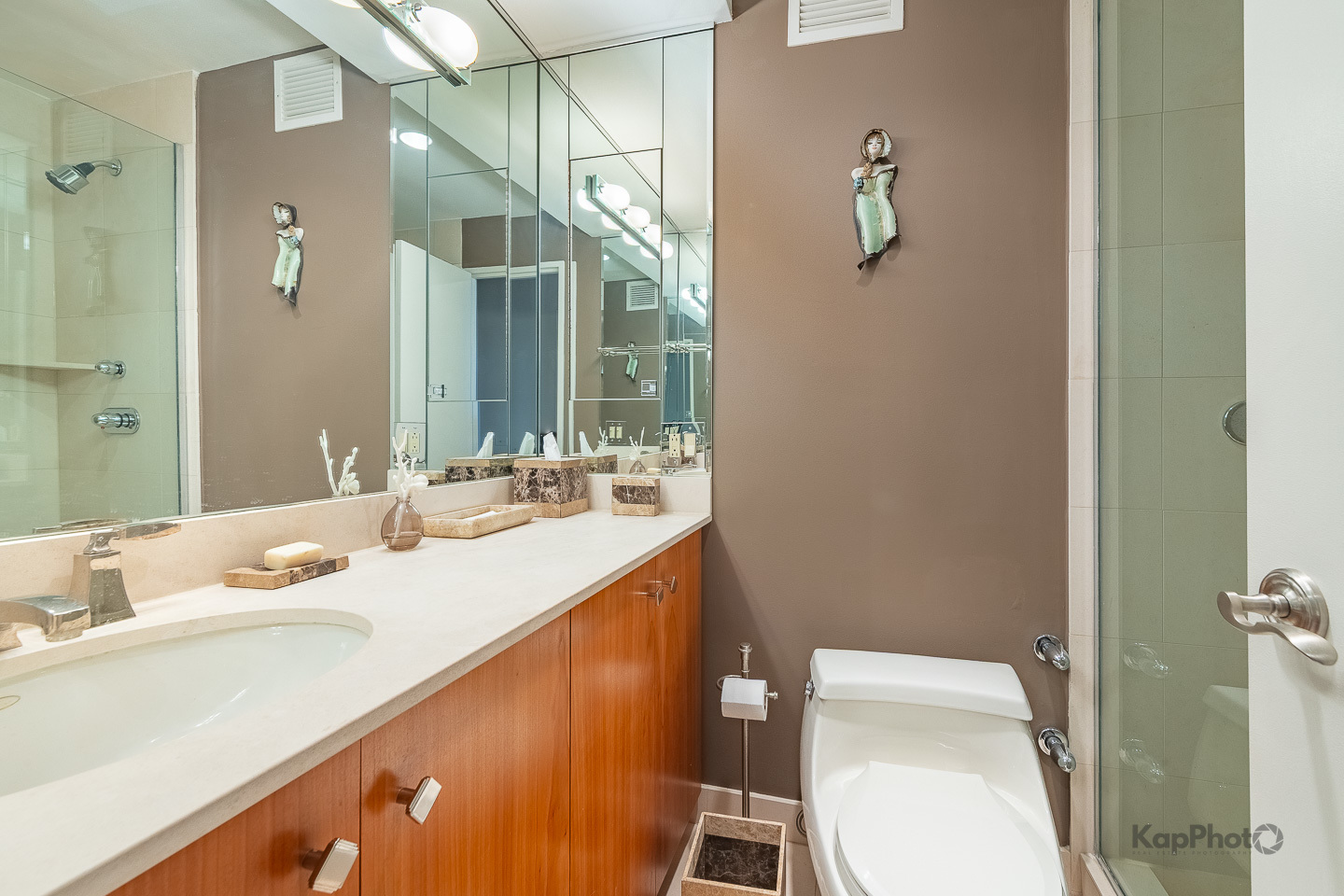 260 E CHESTNUT Street Unit: 3902