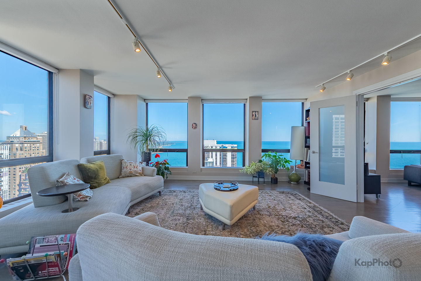 260 E CHESTNUT Street Unit: 3902