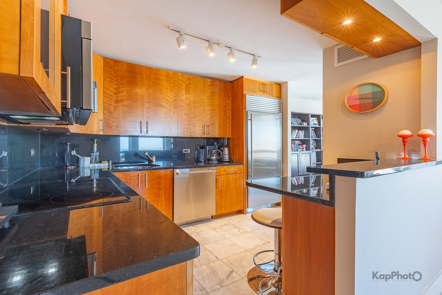 260 E CHESTNUT Street Unit: 3902