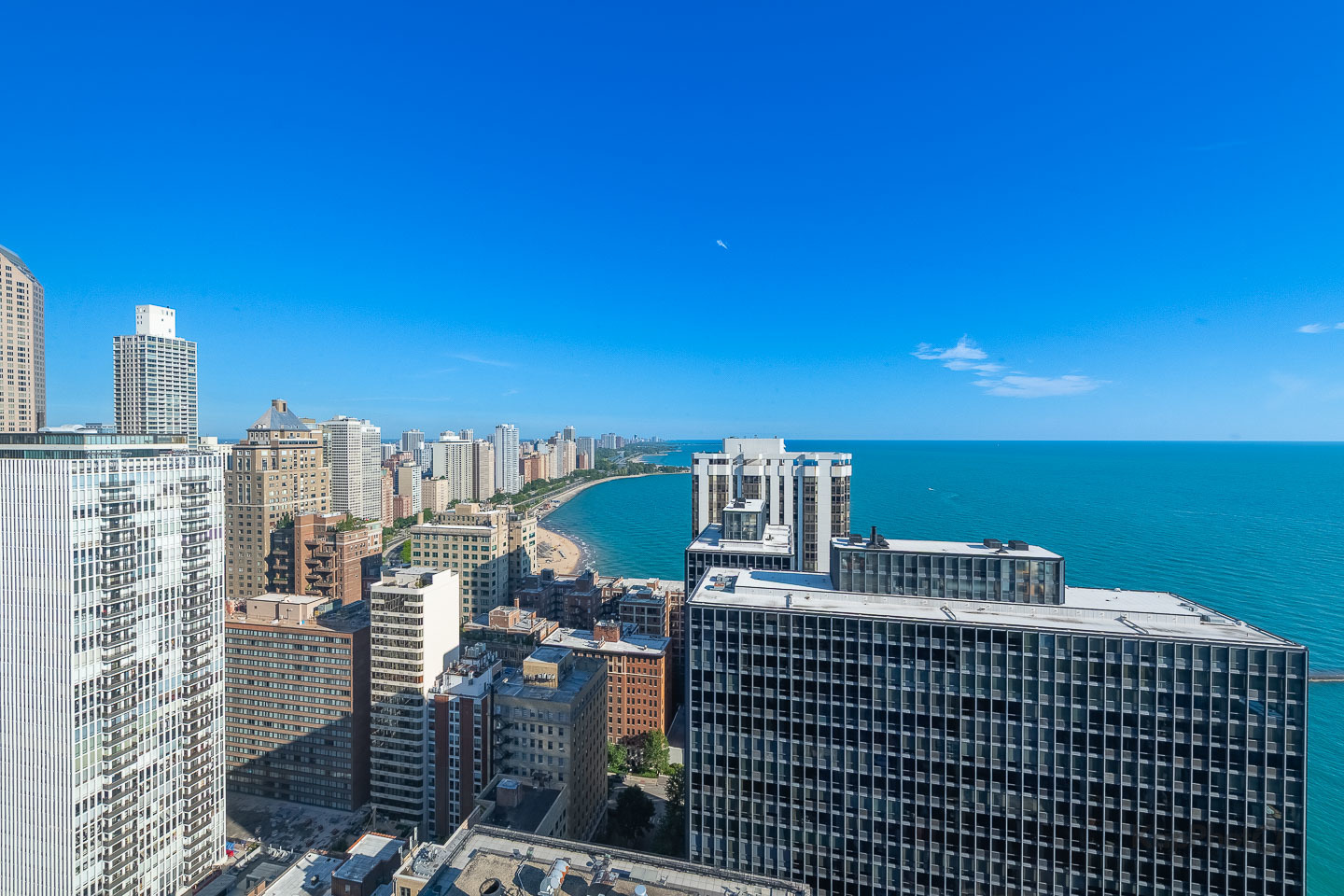260 E CHESTNUT Street Unit: 3902