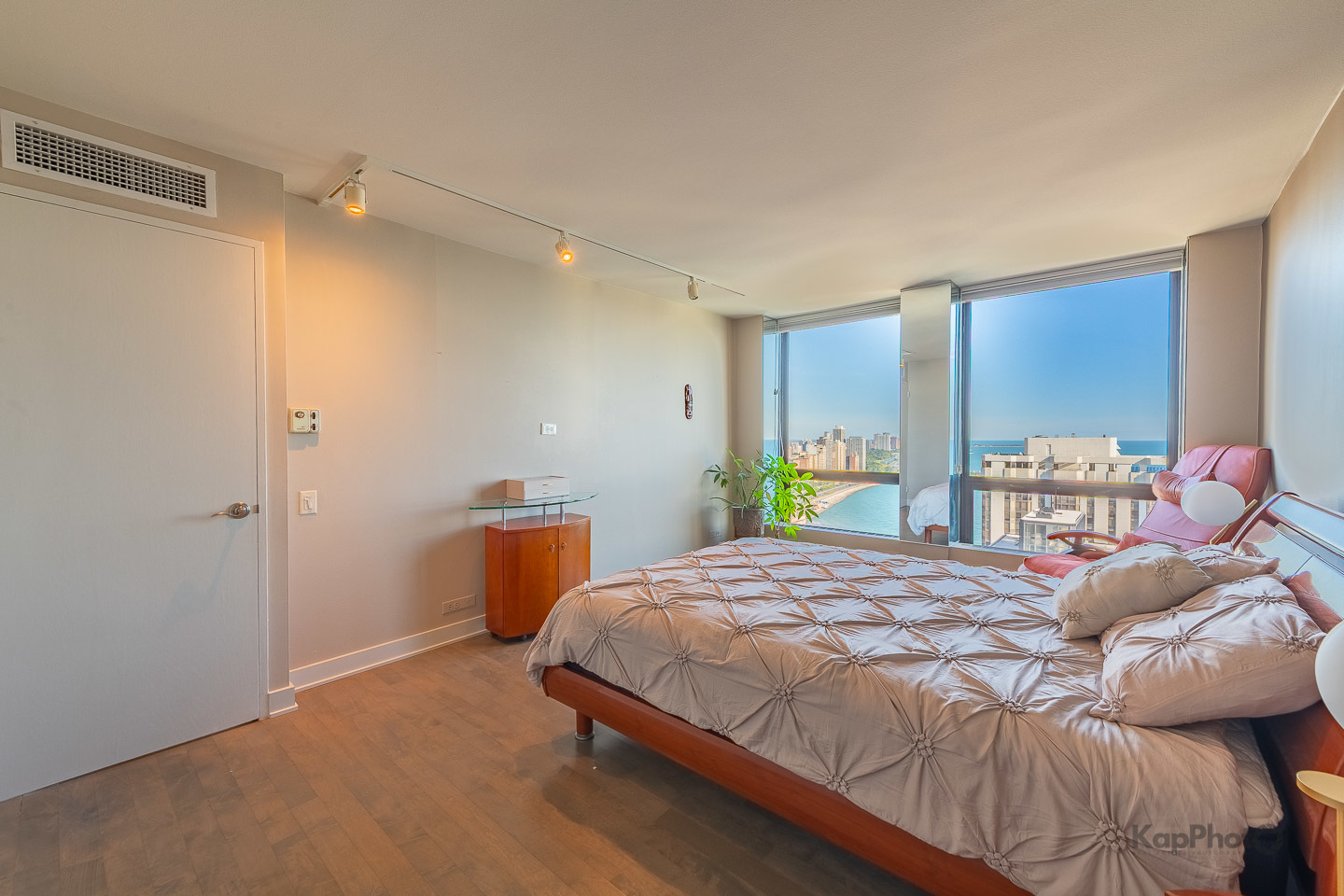 260 E CHESTNUT Street Unit: 3902