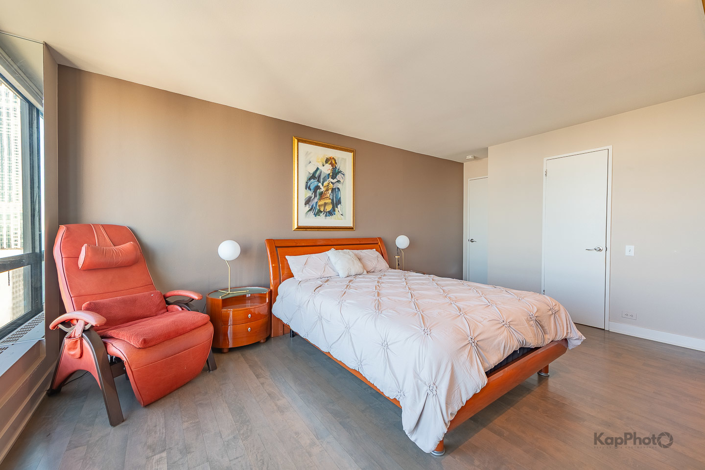 260 E CHESTNUT Street Unit: 3902