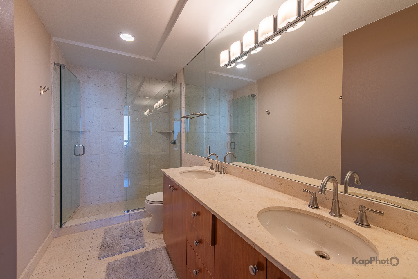 260 E CHESTNUT Street Unit: 3902