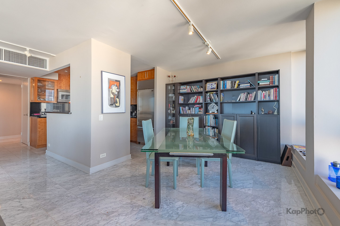 260 E CHESTNUT Street Unit: 3902