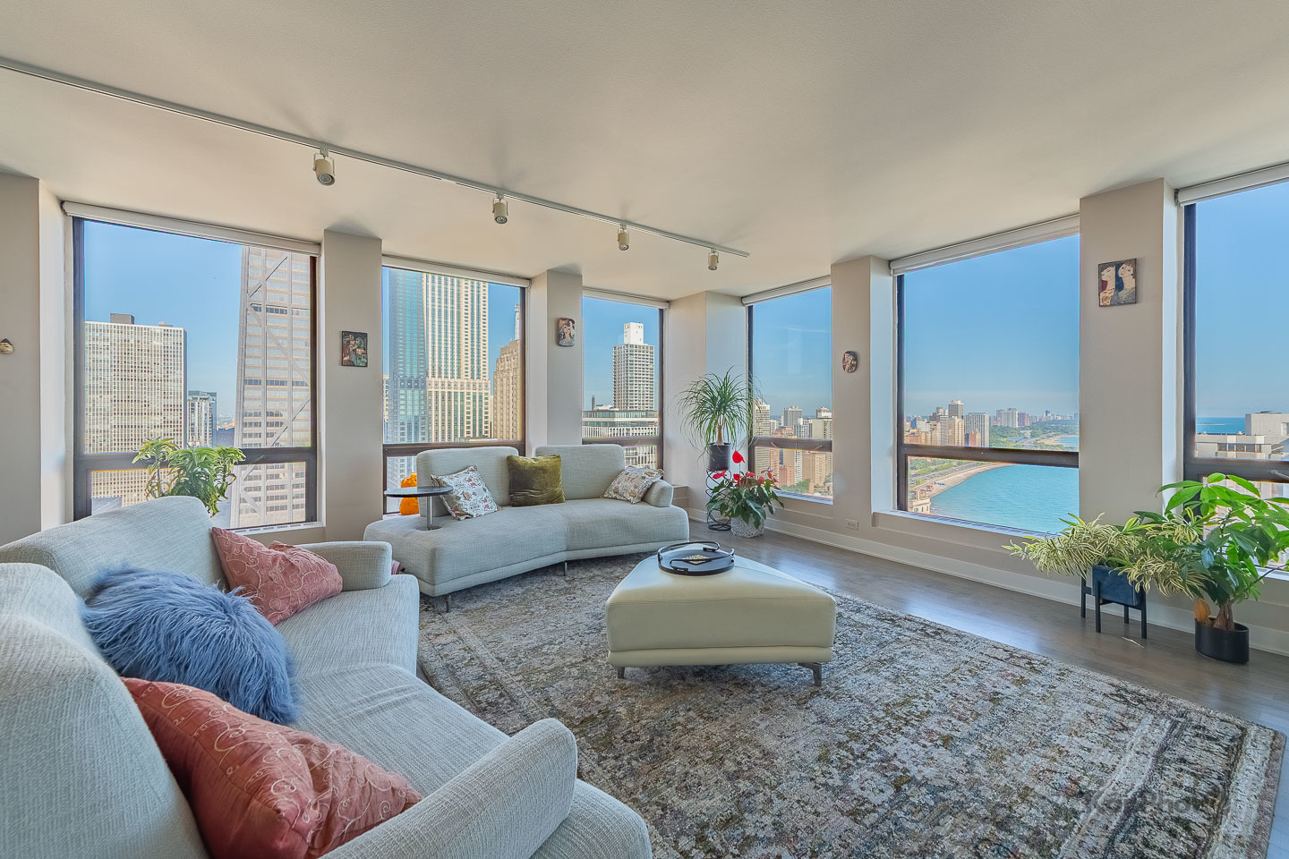 260 E CHESTNUT Street Unit: 3902