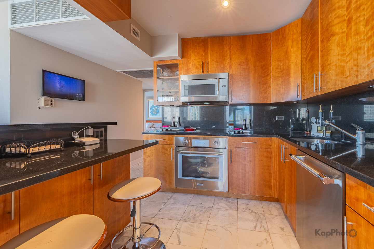 260 E CHESTNUT Street Unit: 3902