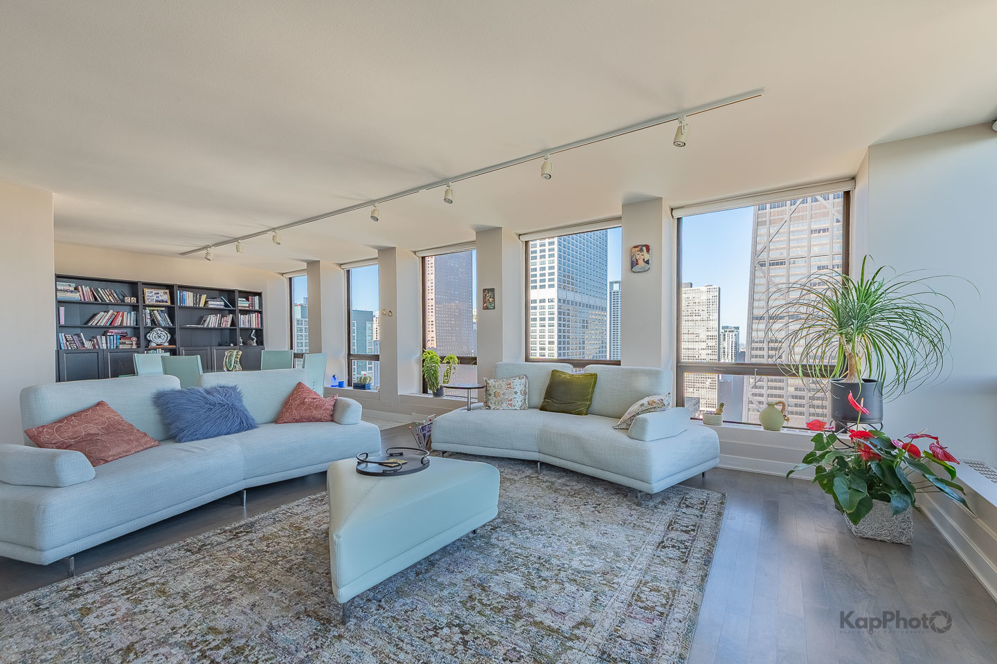 260 E CHESTNUT Street Unit: 3902