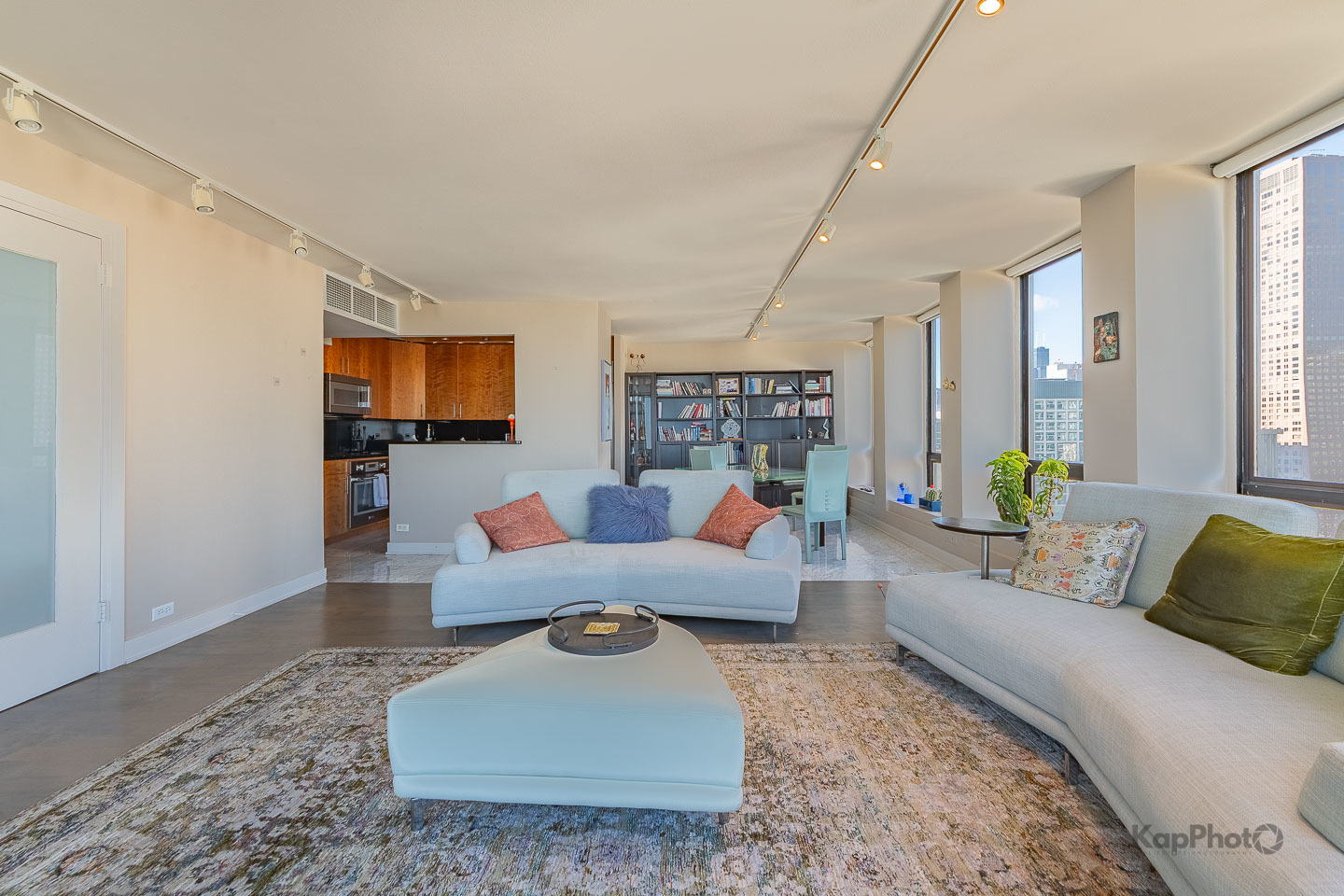 260 E CHESTNUT Street Unit: 3902