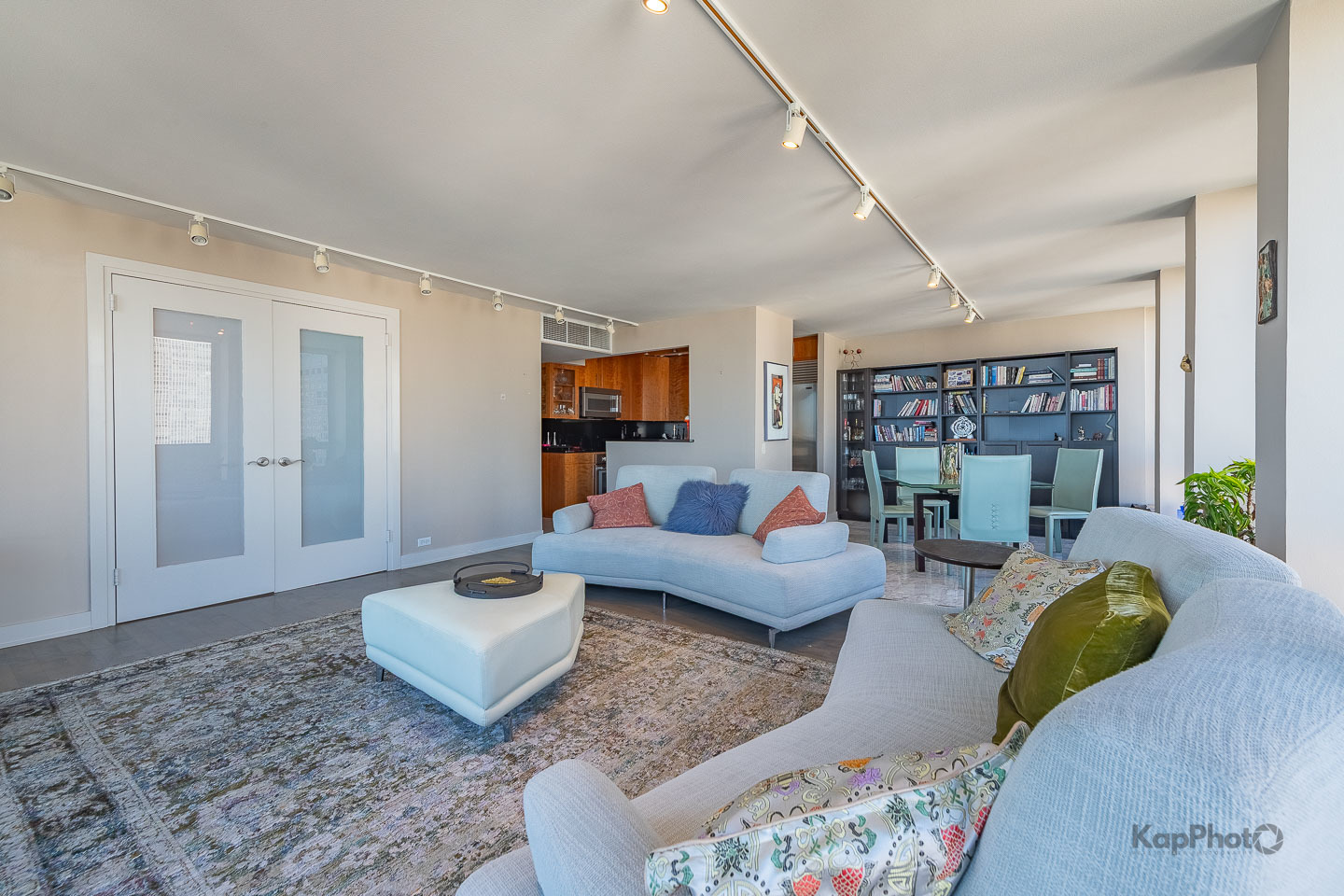 260 E CHESTNUT Street Unit: 3902
