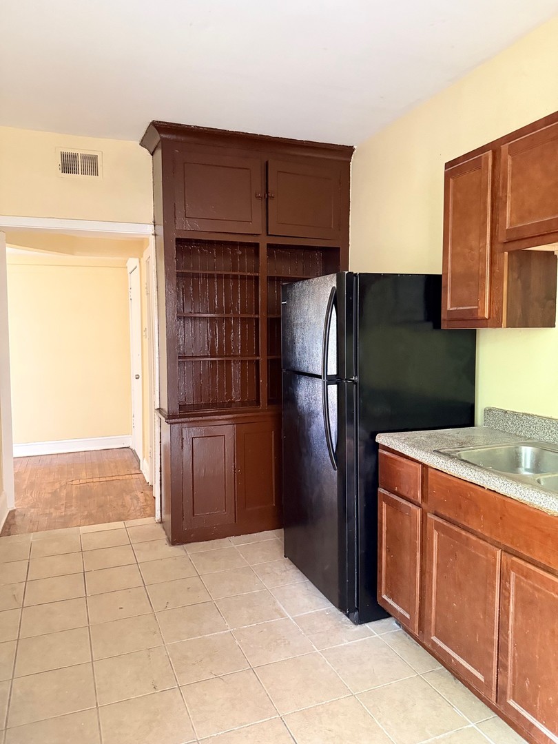 5703 S Emerald Avenue Unit: 2