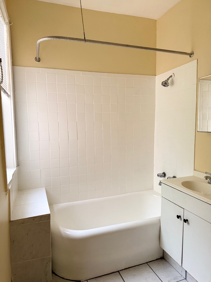 5703 S Emerald Avenue Unit: 2