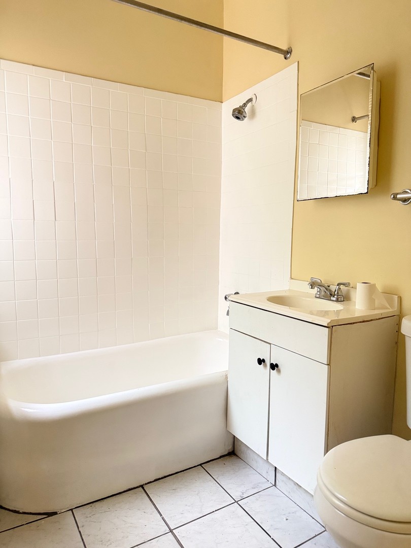 5703 S Emerald Avenue Unit: 2