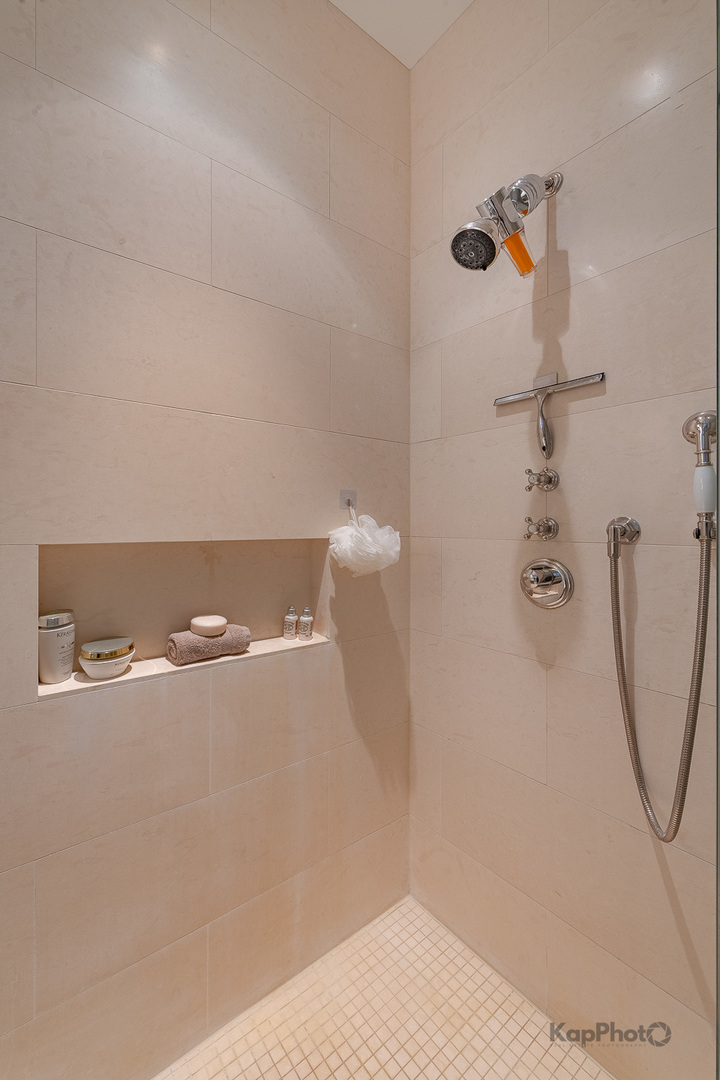 118 E Erie Street Unit: 18D