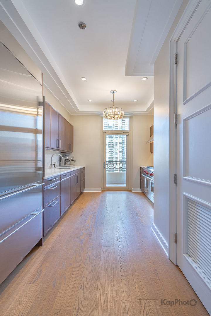 118 E Erie Street Unit: 18D