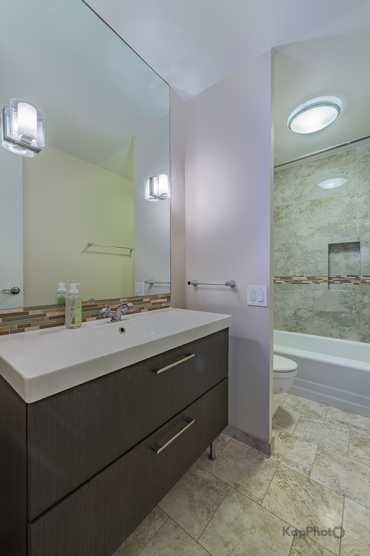 535 N Michigan Avenue Unit: 2003