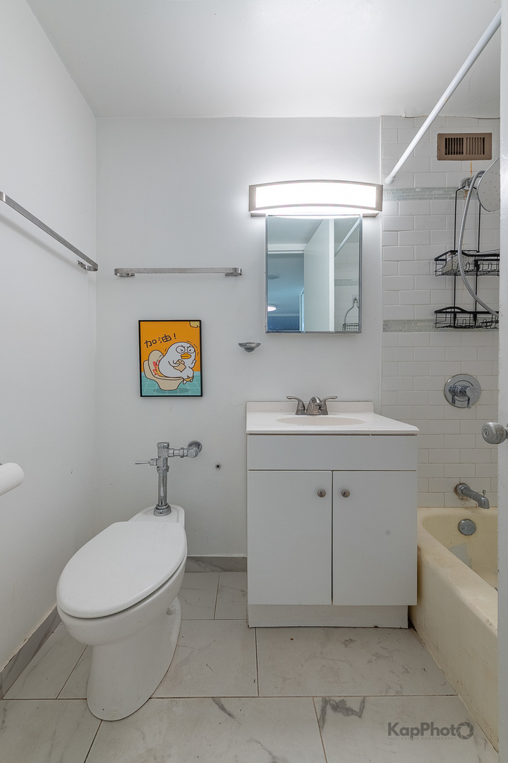 1450 E 55th Street Unit: 527S