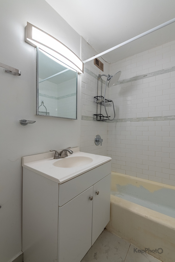 1450 E 55th Street Unit: 527S