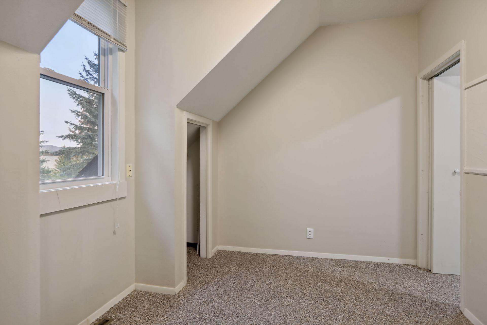 5724 Lynwood Boulevard