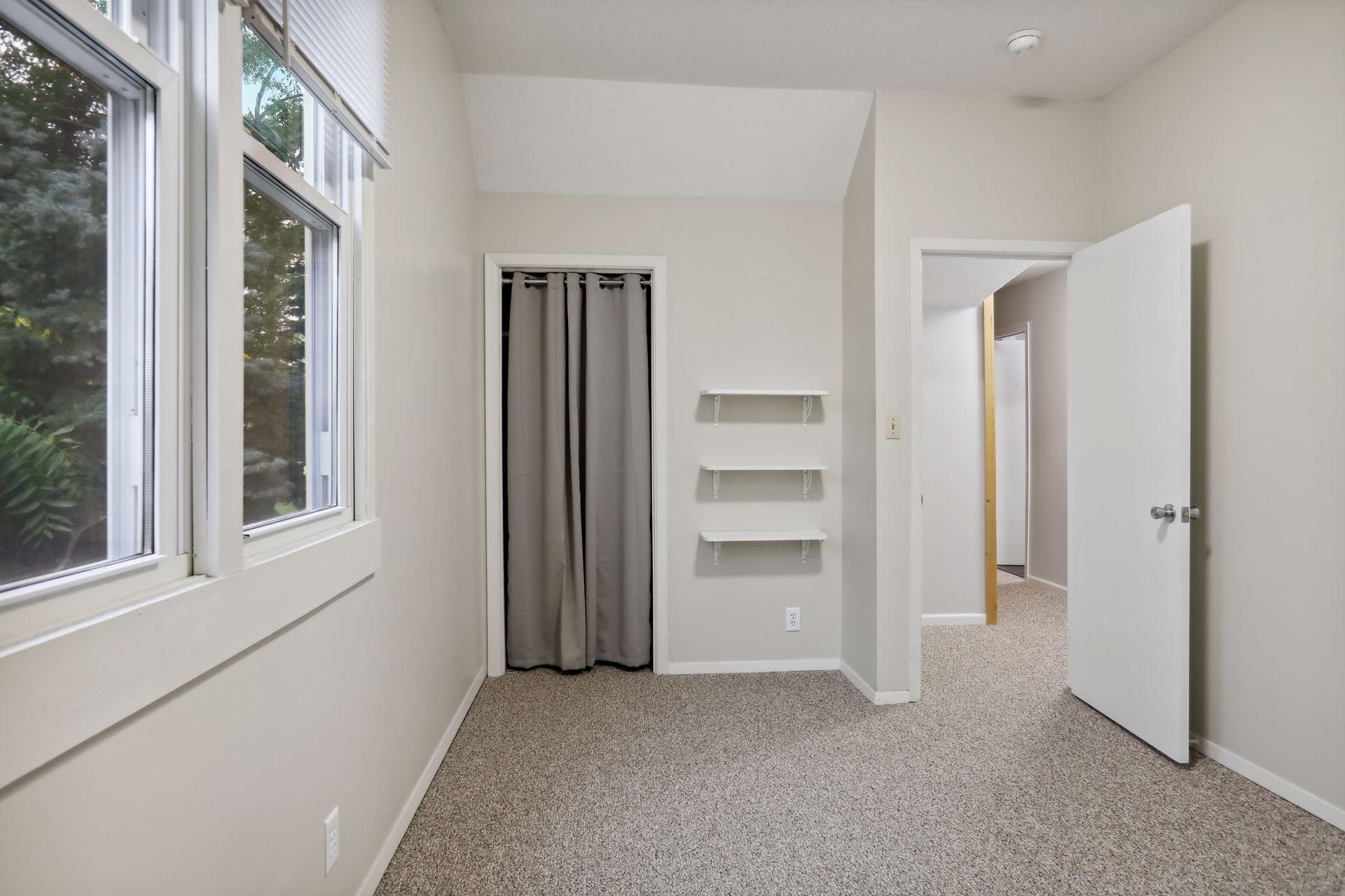 5724 Lynwood Boulevard