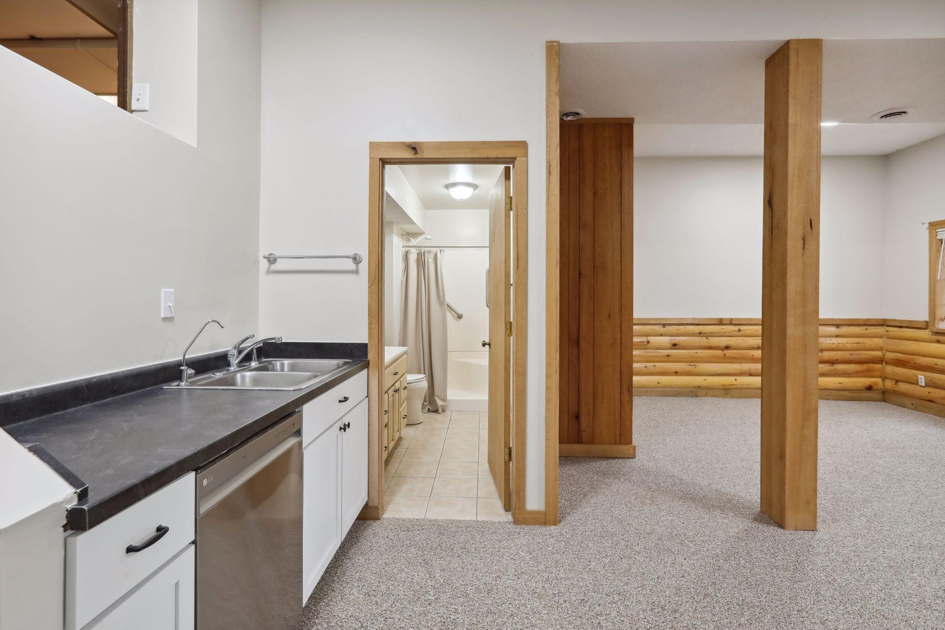 5724 Lynwood Boulevard