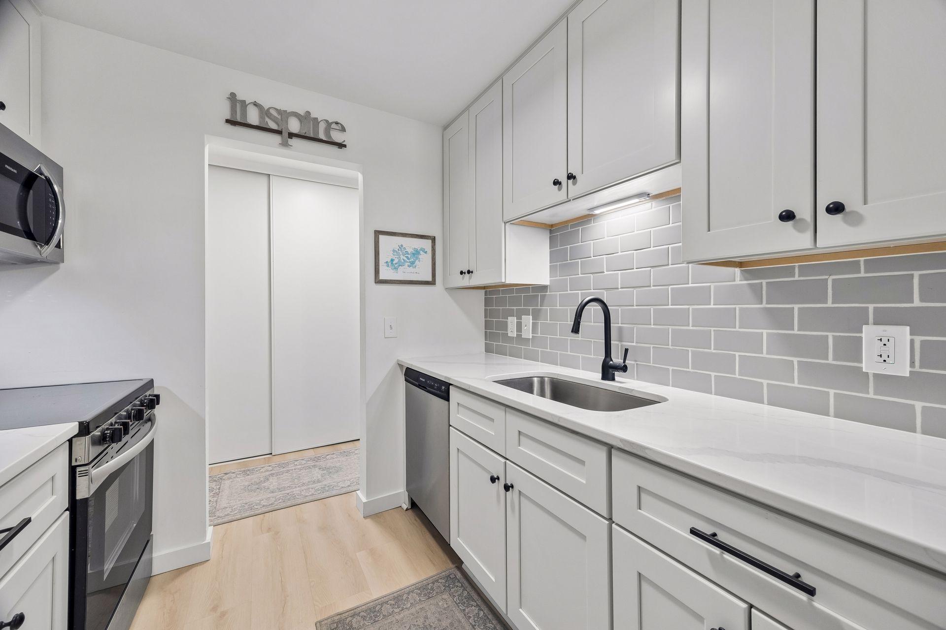 215 Barry Avenue S Unit: 218