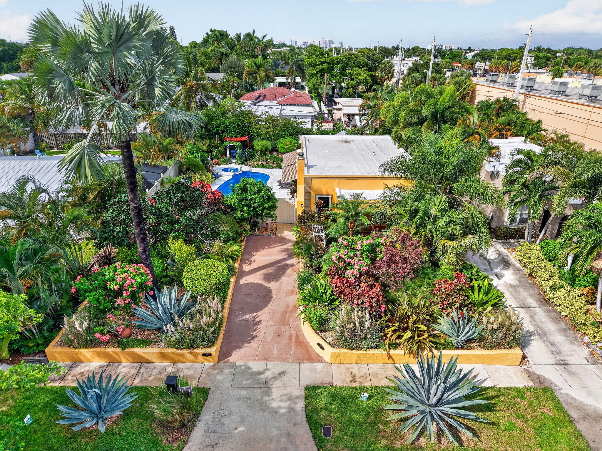 415 Colonial Road West Palm Beach Fl Us 33405 B26084212