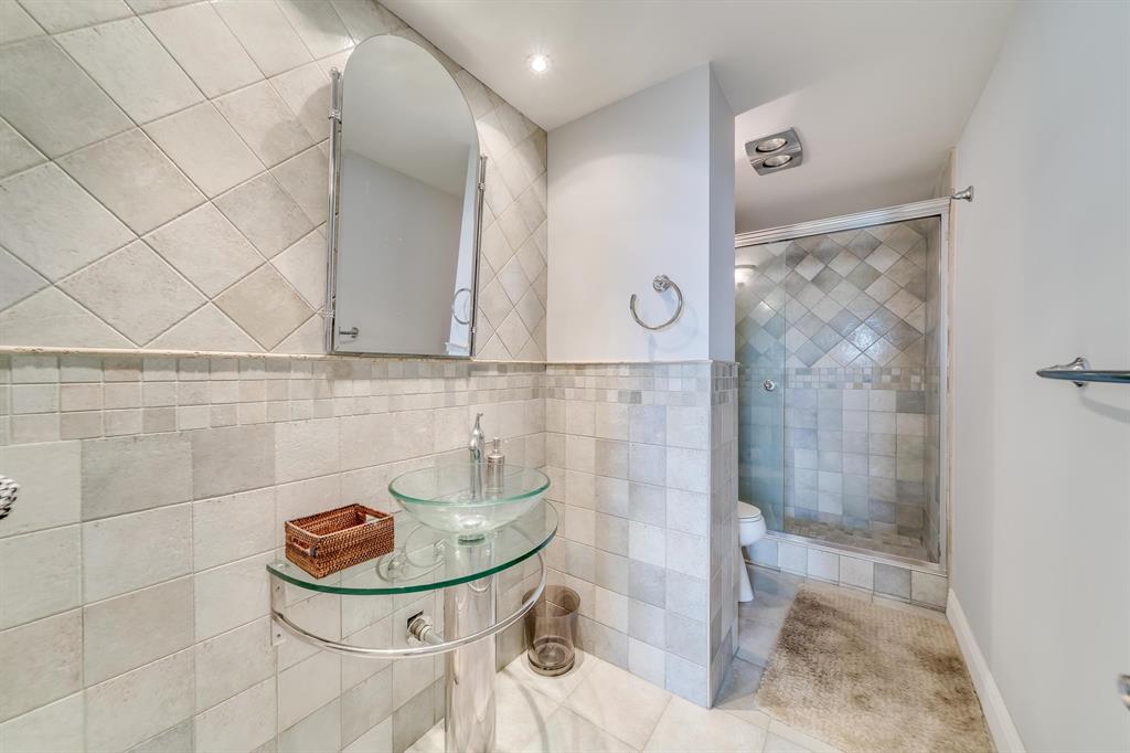 4350 Hillcrest Drive Unit: 817