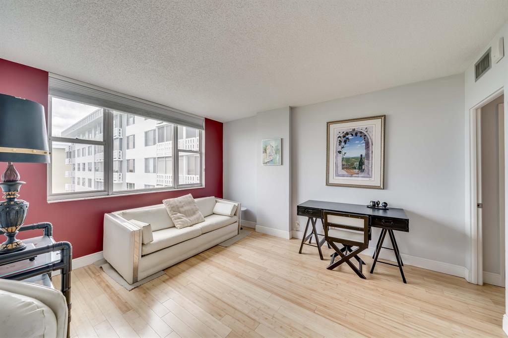 4350 Hillcrest Drive Unit: 817