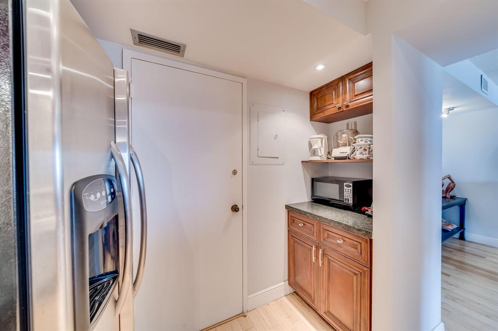 4350 Hillcrest Drive Unit: 817