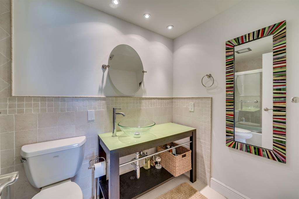 4350 Hillcrest Drive Unit: 817