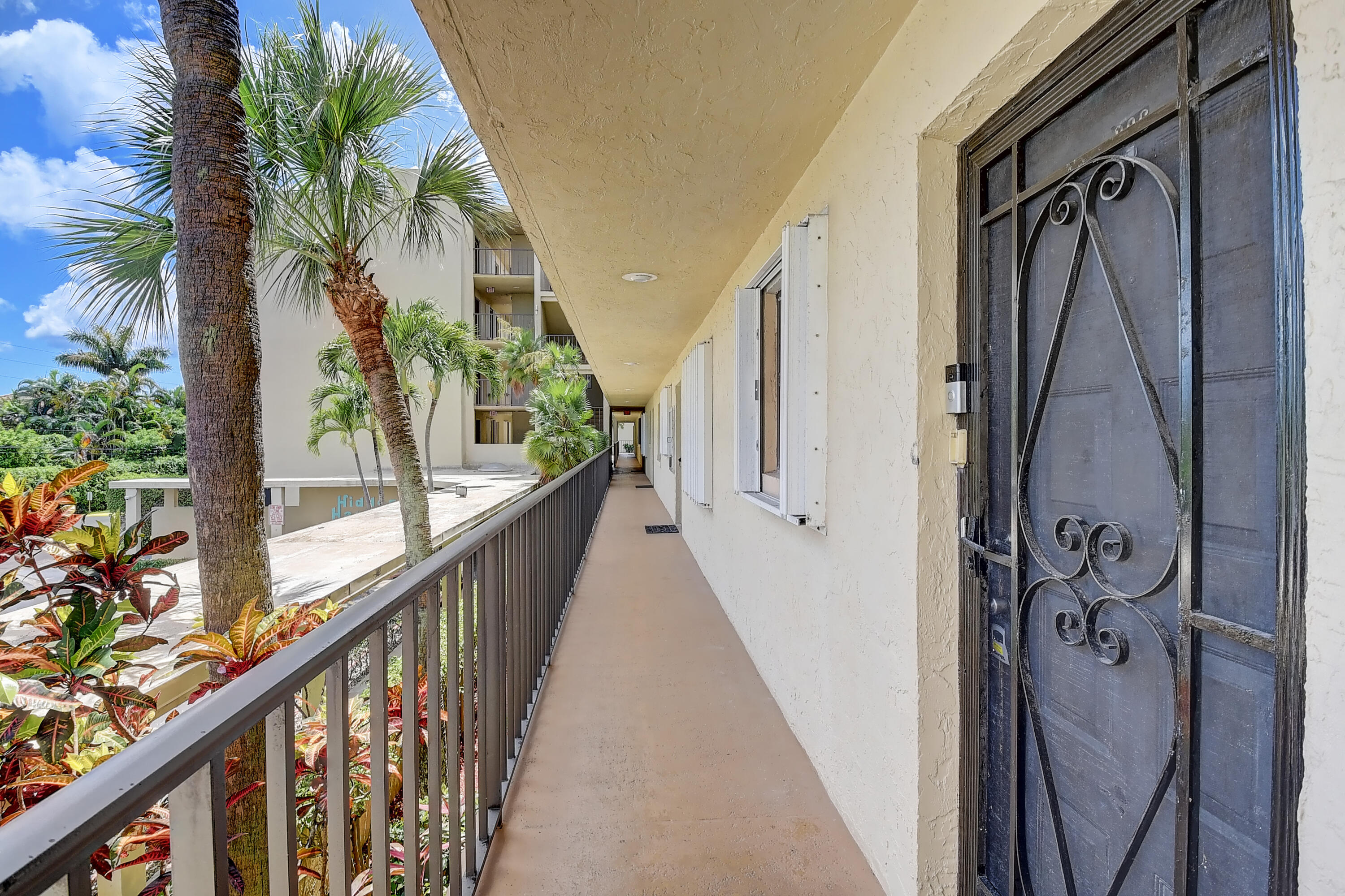 890 N Federal Highway Unit: 206