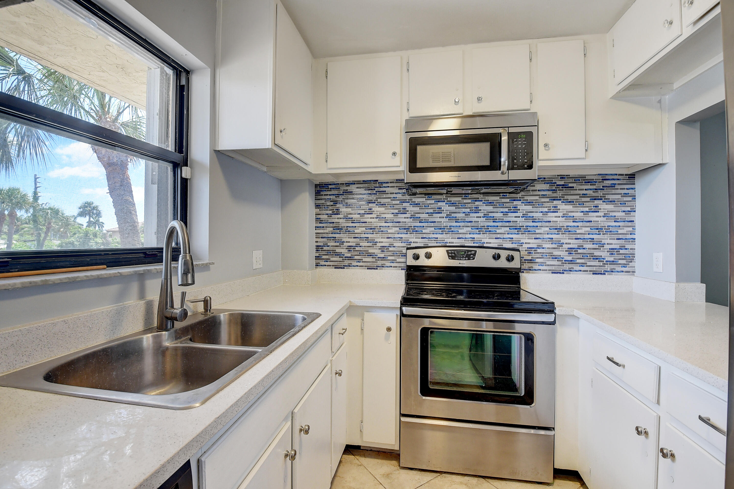 890 N Federal Highway Unit: 206