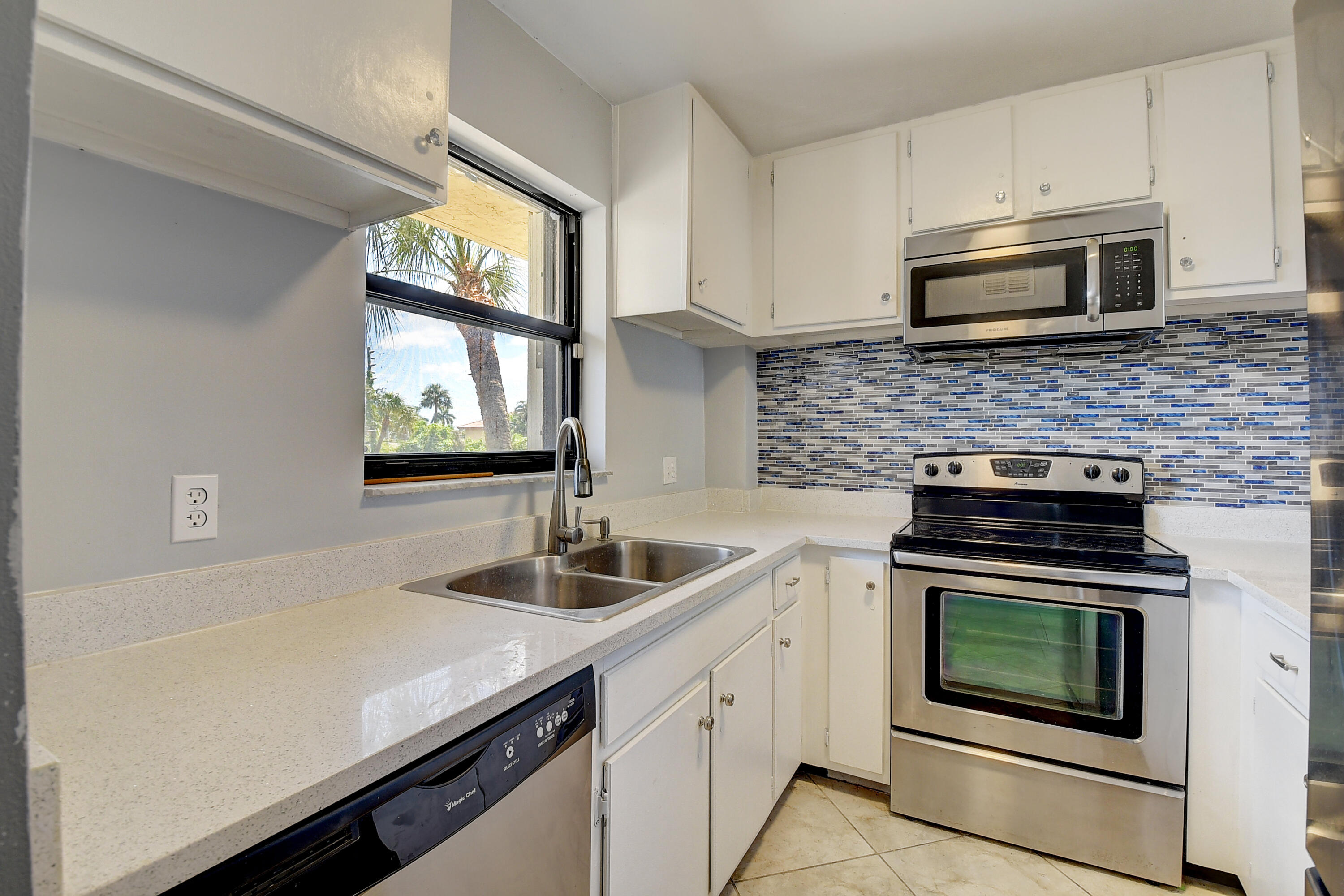 890 N Federal Highway Unit: 206